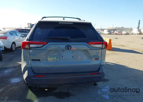 2021 Toyota Rav4 Xle z USA, uszkodzony, nr VIN 2T3W1RFVXMW181317